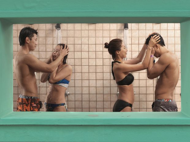 淋浴中的情侣由Julia Fullerton-Batten拍摄，英国，入围，生活方式，专业竞赛，2015年索尼世界摄影大奖
