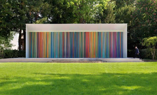 Ian Davenport Giardini Colourfall 2017 3.8 x 14 m照片来源：Todd White Art Photography展览：Swatch Pavilion，第57威尼斯双年展2017×1400 cm