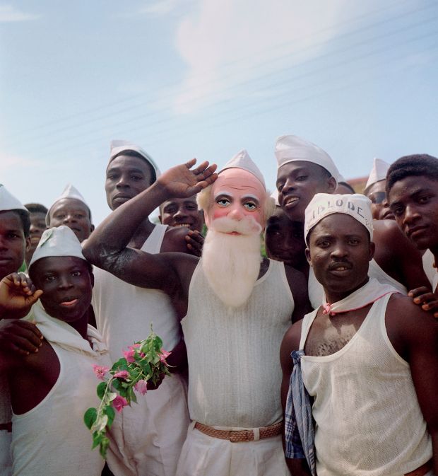 多哥兰(多哥)，1958年——4月27日选举日，一群戴着白帽子的人，一个人写着“Ablode”(自由)的口号，另一个人戴着圣诞老人面具©2021托德·韦伯档案馆