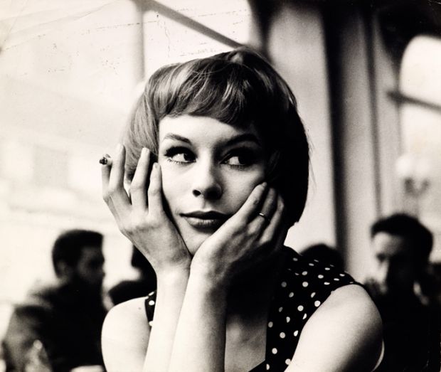 一个不知名的女孩的肖像在一个café， 60年代。所有图片由艺术家提供