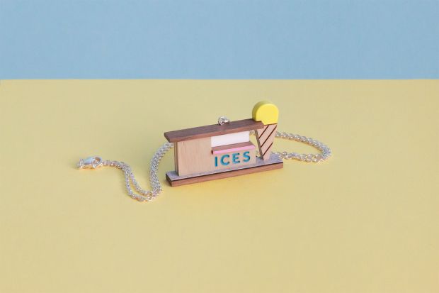 冰项链由Tiny Scenic。图片由品牌提供。