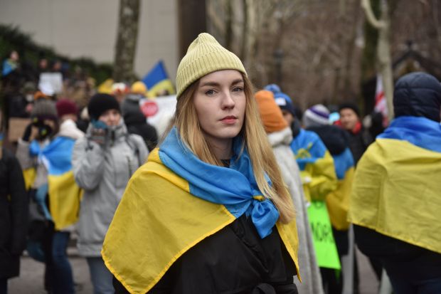 美国纽约 -  2022年2月24日：在俄罗斯开始入侵乌克兰后，乌克兰公民在纽约市反对战争。-  Janifest的照片
