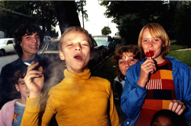 黄色衬衫吸烟的男孩，1976年©马克·科恩（Mark Cohen）。通过Cr伟德国际app下载安卓eative Boom提交。所有图像都由艺术家提供。