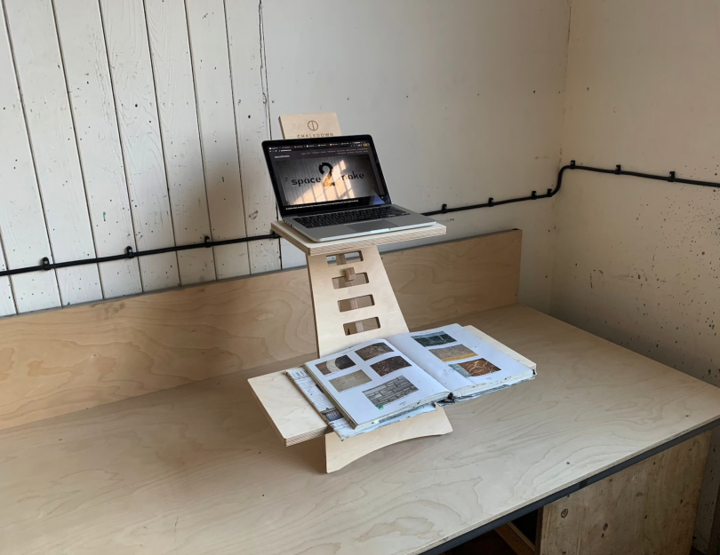 Chalkdown设计的便携式站立式办公桌。售价99.50英镑