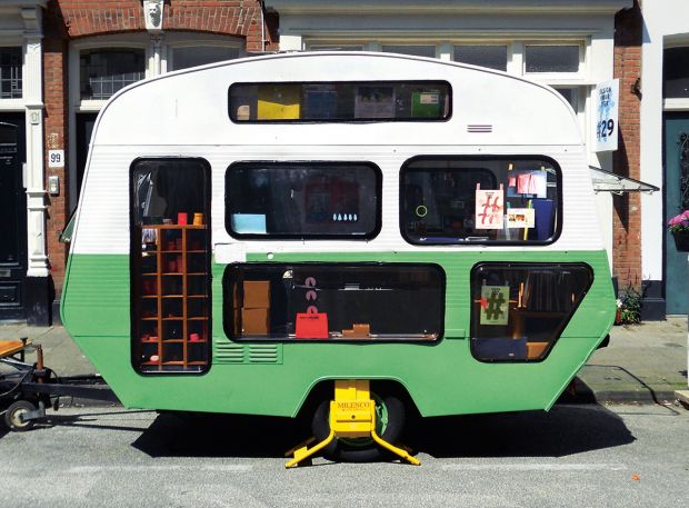 弹出式大篷车，TAS-KA，荷兰，2014年。钢制机箱，铝，橡胶，瓦楞钢，有机玻璃，碎屑板。图片来源：Hipaholic