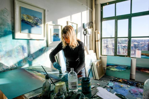 伊莱恩·琼斯在她的工作室。所有图片由艺术家和First Contemporary提供