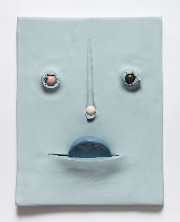 Jonathan Baldock, Maske III, 2019年，陶瓷，31 x 35厘米。版权乔纳森·鲍多克。由伦敦艺术家和Stephen Friedman画廊提供。通过Cr伟德国际app下载安卓eative Boom提交。
