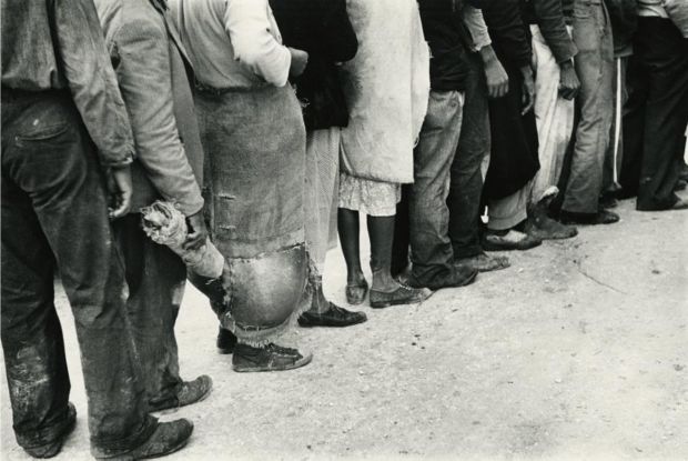 移民蔬菜采摘者在排队等待支付，佛罗里达州霍姆斯特德附近，1939年©Marion Post Wolcott提供