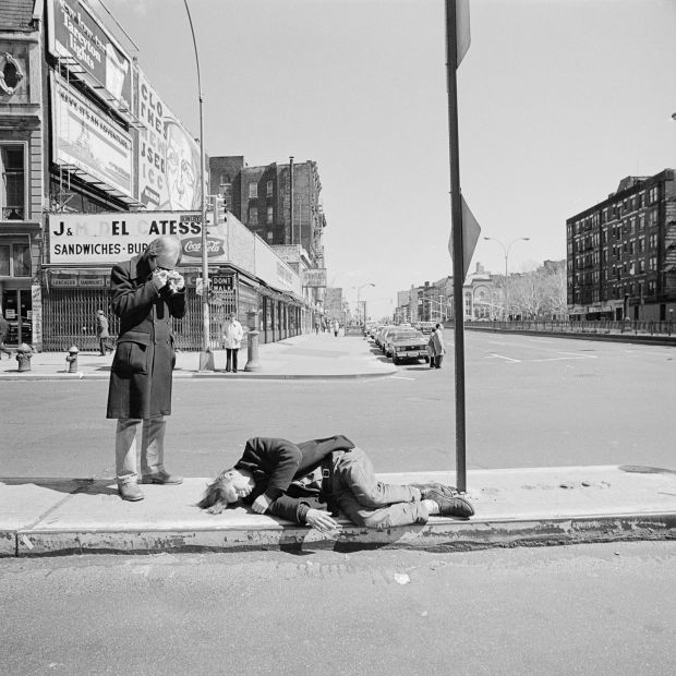 1977年4月在纽约州鲍里（Bowery）拍摄©Meryl Meisler |所有图像由Meryl Meisler，店面项目和Steven Kasher画廊提供