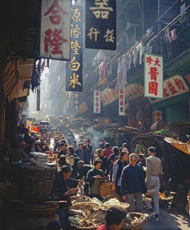 Fan Ho'Market Promenade（开门七事）'香港1950年代和60年代，由Blue Lotus Gallery提供