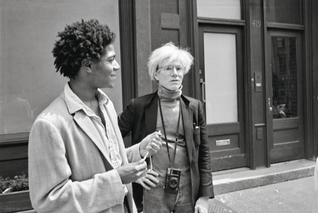 1984年5月3日，在西百老汇的玛丽·布恩画廊外面。