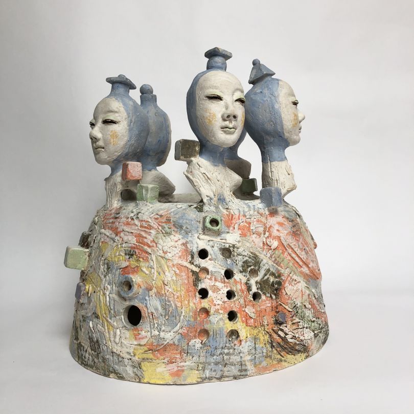 珍妮·陈（Jenny Chan）的反射性象征性雕塑，灵感来自锁定的孤独感