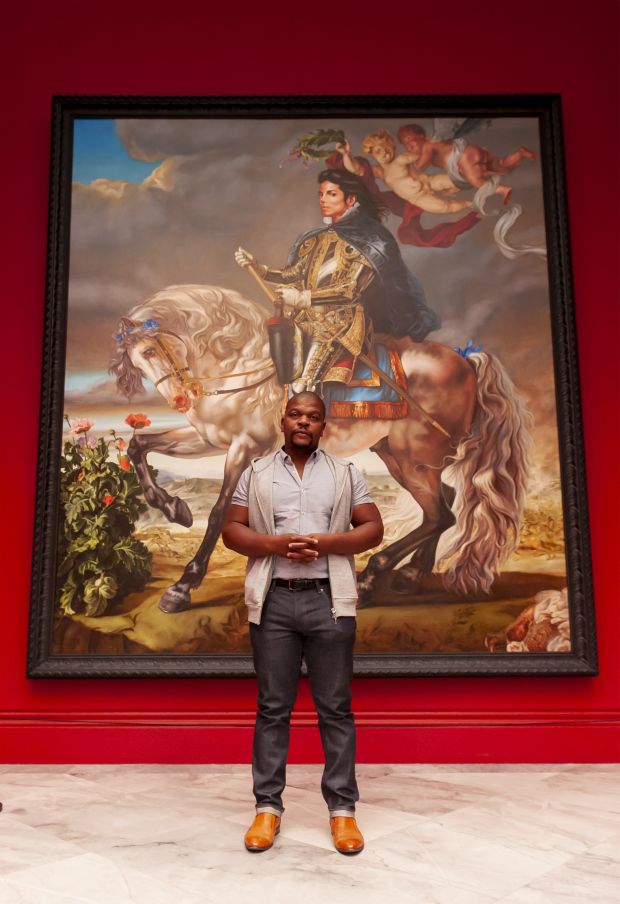 Kehinde Wiley在他的绘画面前，菲利普国王二世的马术肖像，2009年。