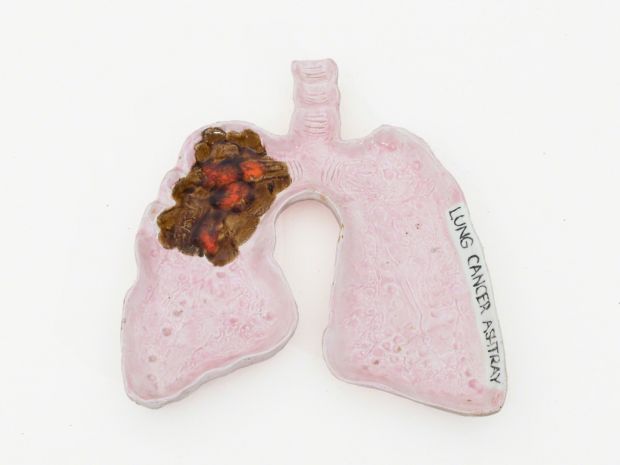 贝基·霍兰德（Becky Howland） - 肺癌烟灰缸（＃57），1984年。费舍尔·帕里什（Fisher Parrish）画廊
