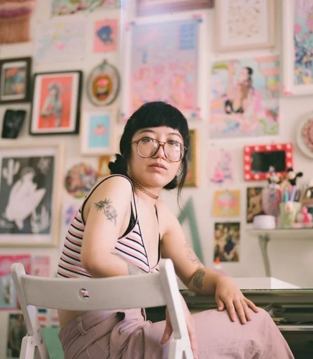 克里斯汀Liu-Wong工作在她的工作室