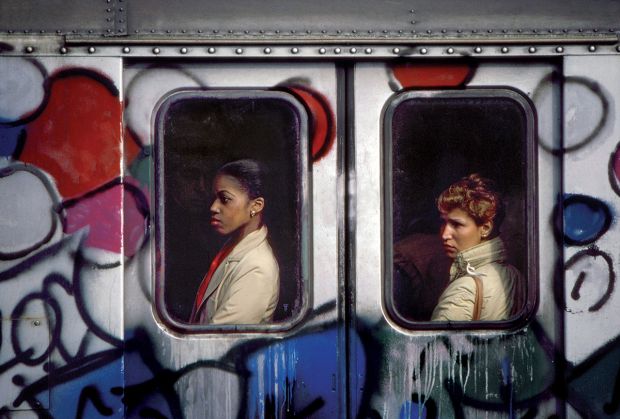 火车上的女人，1981年。所有照片©Martha Cooper，来自Spray Nation: 1980年代纽约涂鸦摄影Martha Cooper，编辑:Roger Gastman©Prestel Verlag，慕尼黑·伦敦·纽约，2022年