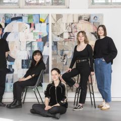 格拉斯哥艺术学院的学生们。从左至右:Billy Paterson(通信设计Y3)， Jihye Baek (MFA 2022)， Fleur Connor(绘画和版画制作2022)，Sophie Ammann, Leonie Hiller(通信设计2022)