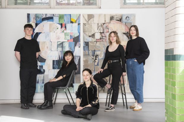 格拉斯哥艺术学院的学生。从左到右：比利·帕特森（Billy Paterson（Communication Design Y3），Jihye Baek（MFA 2022），Fleur Connor（绘画和版画2022），Sophie Ammann，Leonie Hiller（通信设计2022）