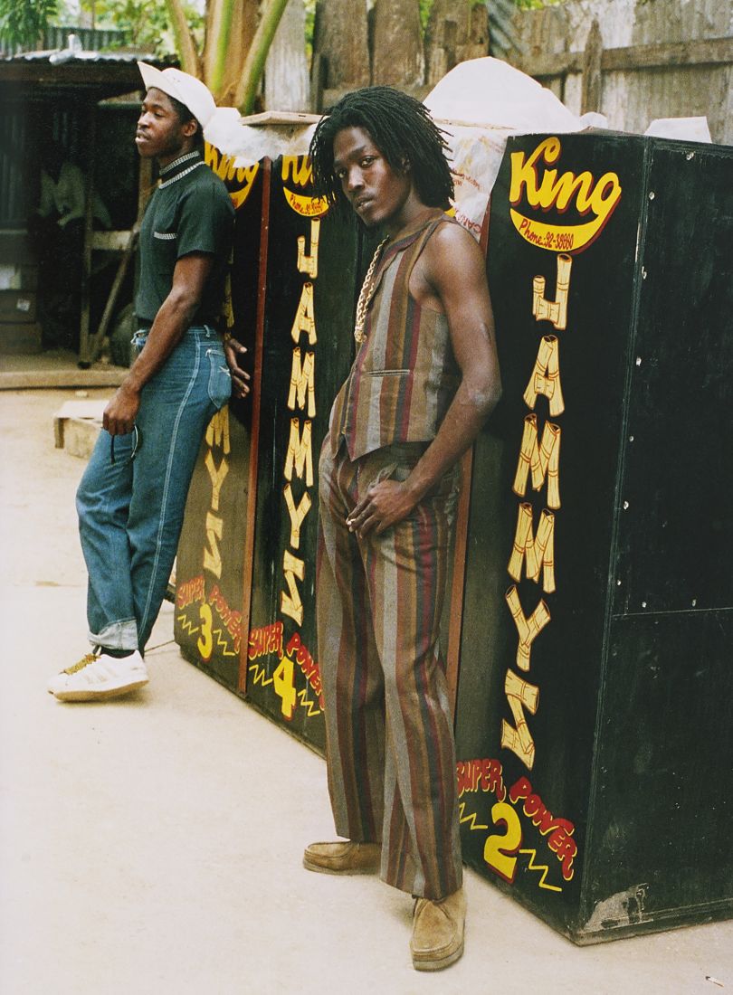 歌手Junior Reid穿着Wallabees和裤子长度搭配马甲，King Jammy's yard，金斯敦，1986。照片©Beth Lesser