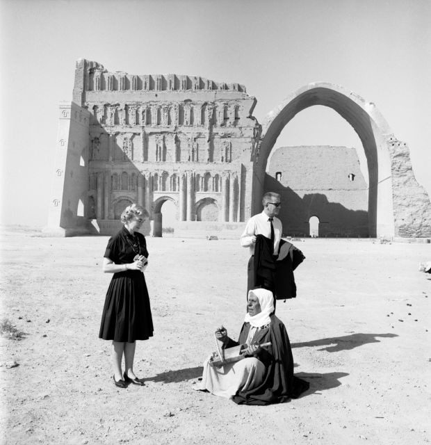一对美国夫妇在Taq Kasra, Al Mada'in, Salman Pak，巴格达，1965 |©Latif Al Ani