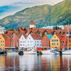 挪威卑尔根，布里根-汉萨码头的历史建筑。图片由Shutterstock授权