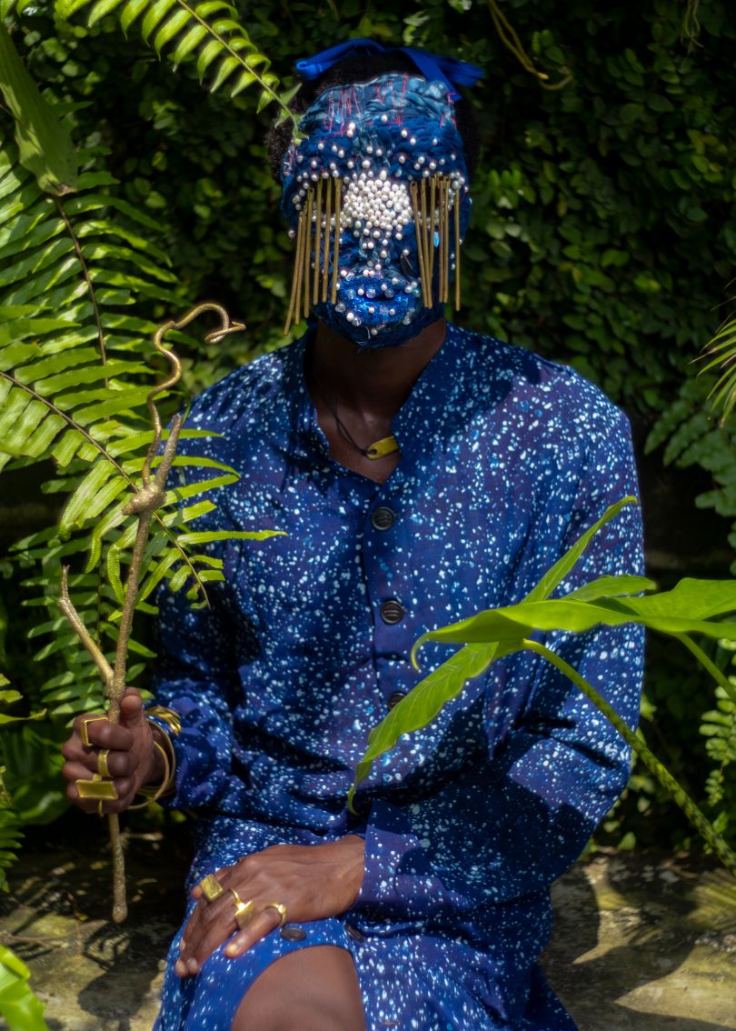 Aso Lànkí， Kí Ató Ki Ènìyàn(“我们先问候衣服，再问候穿衣服的人”)系列，尼日利亚拉各斯，2021年。拉各斯太空计划。图片:©Kadara Enyesai