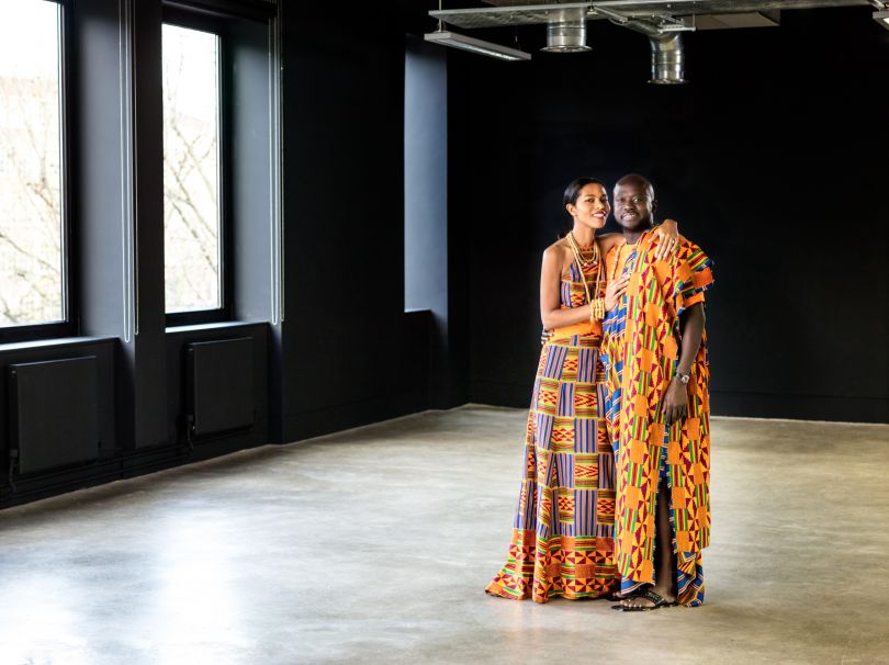 由科菲·安萨设计，阿什利·肖-斯科特·阿贾耶和大卫·阿贾耶的婚礼礼服。加纳,2014。2014年，罗伯特·费尔在伦敦拍摄