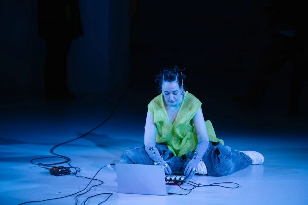 康斯坦兹·巴赫曼在LCFMA22时装秀上。摄影:Ana Blumenkron，造型合作