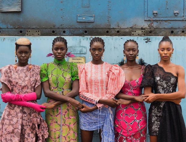 模特们手牵手，拉各斯，尼日利亚，2019年，斯蒂芬·塔约。拉各斯时装周提供