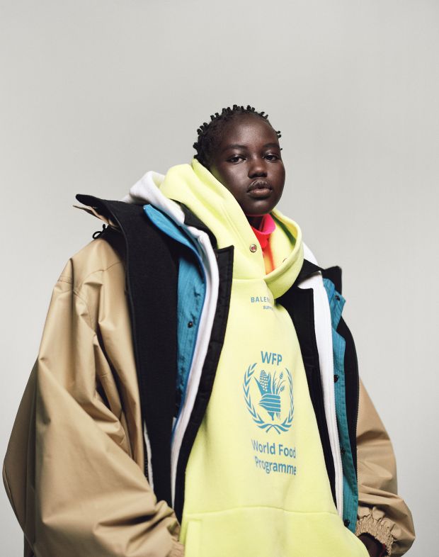 模特Adut Akech在i-D的2018年秋季The Earthwise Issue上穿着Balenciaga。摄影:Campbell Addy。造型:Alastair McKimm