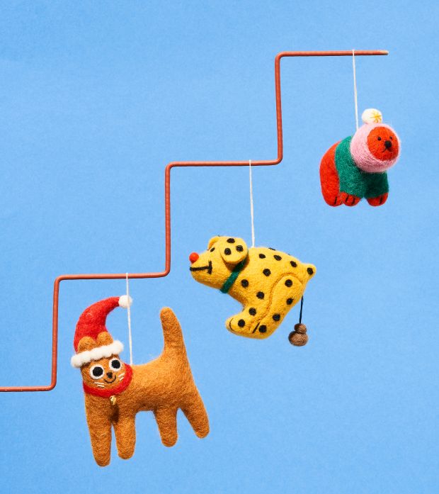 毛毡羊毛装饰由Elliot Kruszynski设计，Cari Vander游艇通过[Wrap](https://www.wrapmagazine.com/shop/hanging-decorations)