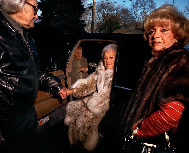 吉莉安·劳布，《爷爷帮助奶奶》，1999年。©Gillian Laub
